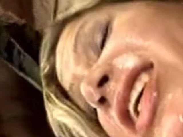 Женщине блондинке насильно суют длинный писюн в рот, а затем ебут ее на коленях